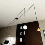 Plafond med gyllene upphängningar och svarta kablar - PlafondLjus