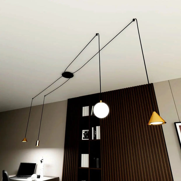 Plafond med gyllene upphängningar och svarta kablar - PlafondLjus