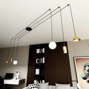 Plafond med gyllene upphängningar och svarta kablar - PlafondLjus