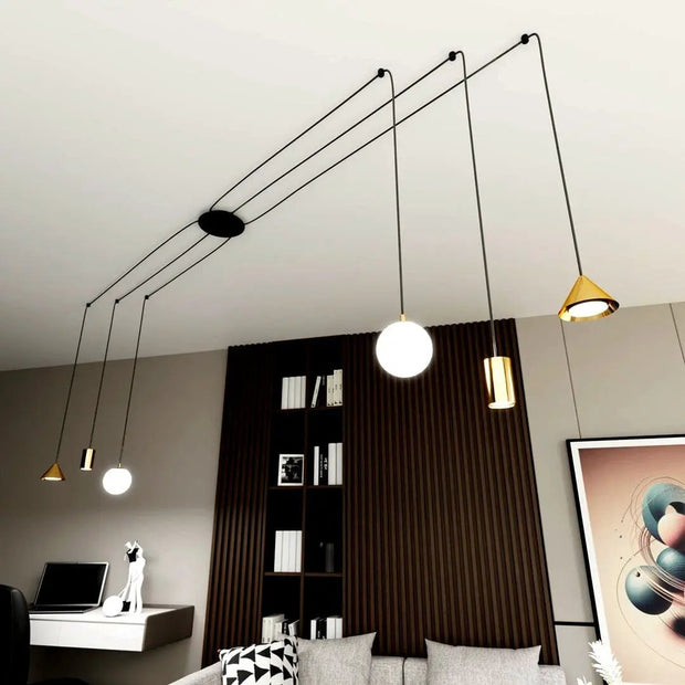 Plafond med gyllene upphängningar och svarta kablar - PlafondLjus