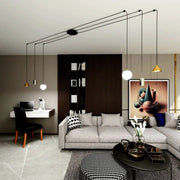 Plafond med gyllene upphängningar och svarta kablar - PlafondLjus